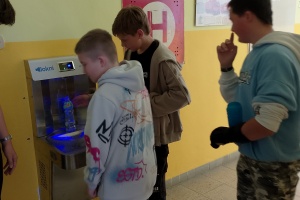 Sedmáci se učili, jak správně používat školní pítko a chránit přírodu