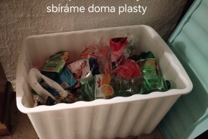 Galerie odpadových nádob: žáci tvořili příběhy z recyklace