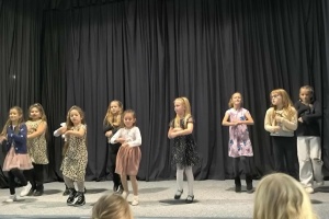 ef958698-9ee7-40f9-a96b-5ef0cad2d8f7