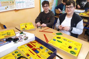 Chlapci ze 7. třídy skládali modely ze stavebnice Merkur