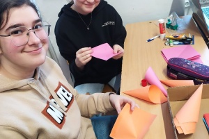 Jarní výzdoba od žáků 9. třídy rozzářila školní chodby