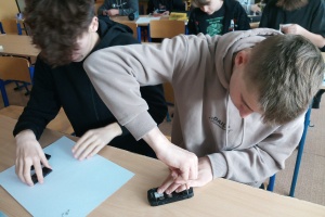 Recyklohraní: Žáci rozebírali mobil a objevovali hodnotné materiály