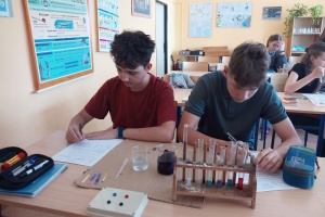 Osmáci zkoumali kyselost a zásaditost látek v hodině chemie