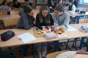 Deváťáci zkoumali galvanický článek z ovoce a zeleniny