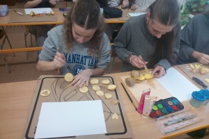 Deváťáci tvořili s Recyklohraním: z brambor vznikla originální tiskátka