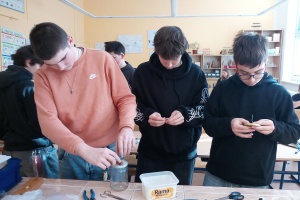 Osmáci v hodině fyziky vyráběli elektroskop