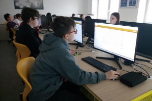 Hravé opakování chemie: Osmáci se učili pomocí interaktivních aplikací