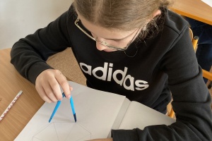 Žáci 6. třídy tvořili mandaly inspirované geometrií