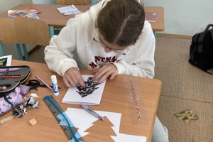 Sedmáci vyráběli vánoční přání pro seniory v Šanově